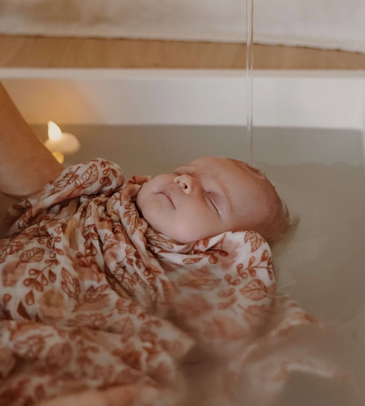 Bain enveloppé nouveau-né